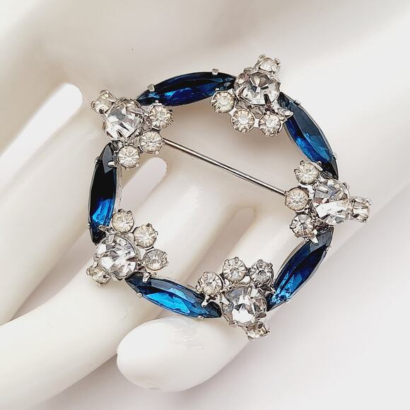Vintage Sapphire Blue & Clear Rhinestone Wreath Rhodium Plated Brooch - 1 5/8 In - Picture 1 of 8
